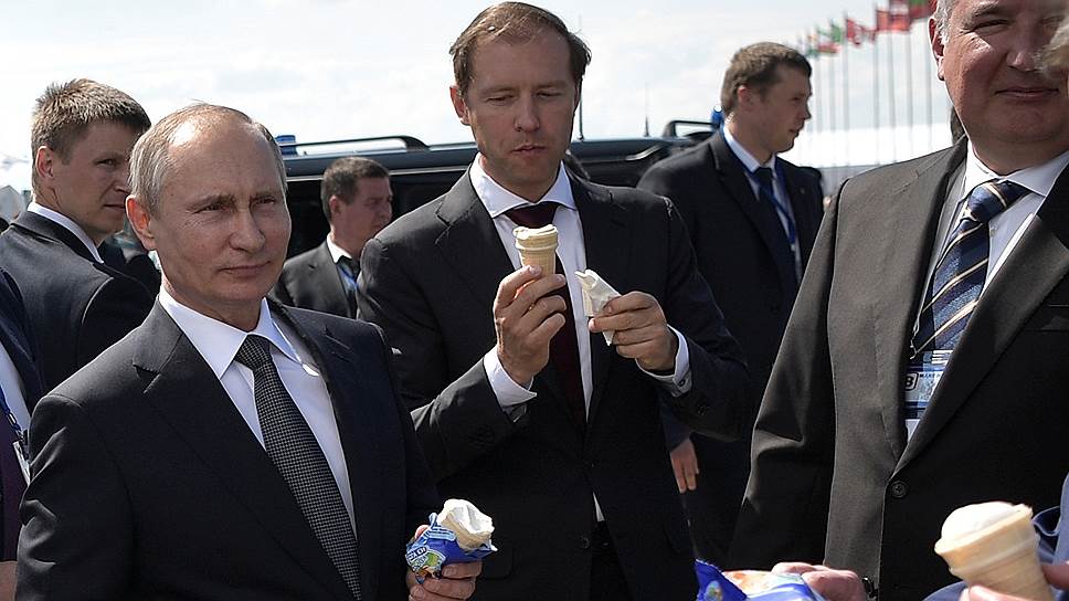 Президент России Владимир Путин (слева), министр промышленности и торговли Денис Мантуров (в центре) и вице-премьер Дмитрий Рогозин (справа)