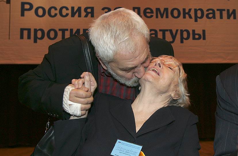 В конце 2004 года стала организатором Всероссийского гражданского конгресса и была его сопредседателем более трех лет. Сообщество позиционировало себя как широкое правозащитное объединение под лозунгом «За демократию против диктатуры» На фото (слева направо): президент «Фонда защиты гласности» (признан иностранным агентом) Алексей Симонов, председатель МХГ Людмила Алексеева и глава фонда ИНДЕМ Георгий Сатаров, 2004 год