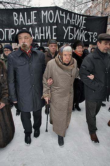 «В 1990-х годах наша страна была бедной, и правозащитные группы не получали никакого финансирования. Нам повезло, что западные доноры поддерживали нашу работу» На фото: (слева направо) правозащитник Валерий Борщев, Людмила Алексеева и исполнительный директор движения «За права человека» Лев Пономарев (признан иностранным агентом), 2009 год