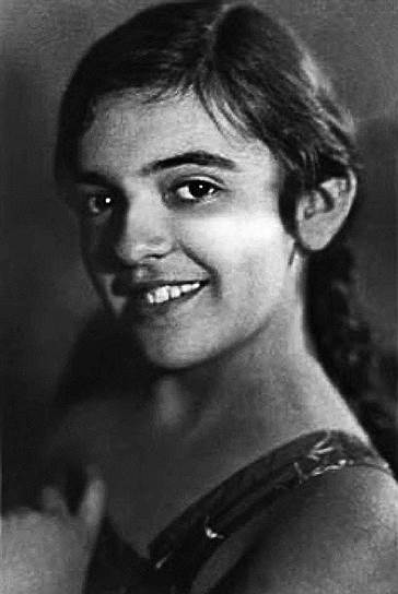 Людмила Алексеева родилась 20 июля 1927 года в Евпатории. Вскоре ее семья перебралась в Москву. В 1945 году Алексеева поступила на истфак МГУ, выбрав кафедру археологии. После окончания университета она поступила в аспирантуру Московского экономико-статистического института и преподавала историю в одном из ремесленных училищ Москвы. В КПСС Алексеева вступила в 1952 году