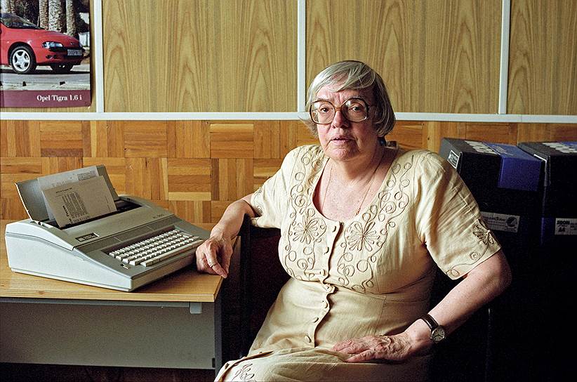 В 1976 году по предложению диссидента Юрия Орлова она вошла в число учредителей Московской Хельсинкской группы, хотя за два года до этого получила предупреждение КГБ о прекращении «антисоветской деятельности». В 1977 году Алексеева, опасаясь ареста, была вынуждена покинуть СССР и эмигрировать в США, где получила американское гражданство. За границей она активно печаталась в прессе, вела программы о правах человека на радио, а также стала зарубежным представителем МХГ