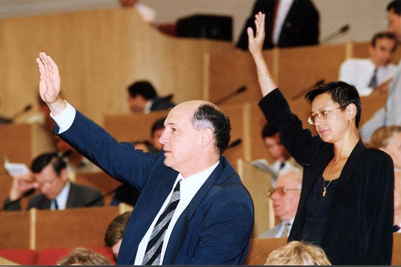 В 1993 году, находясь в Лондоне, Артем Тарасов был избран депутатом первого созыва Госдумы РФ. В 1996 году подавал заявку на участие в выборах президента РФ, но не был к ним допущен после того, как ЦИК признала недействительными часть собранных подписей