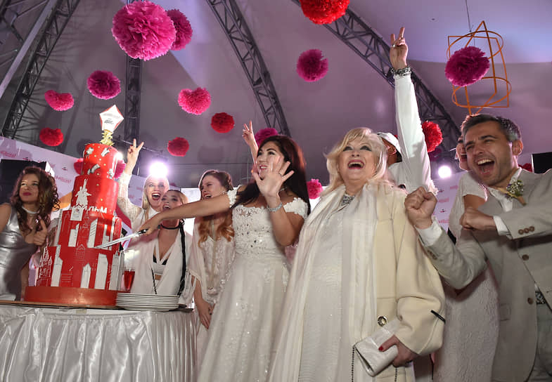 В декабре 2017 года в Театре имени Вахтангова прошла Х церемония вручения премии «Звезда Театрала». Ирина Мирошниченко получила приз в номинации «Легенда сцены». Эта статуэтка стала первой театральной наградой актрисы На фото: Ирина Мирошниченко на белой вечеринке журнала The Hollywood Reporter