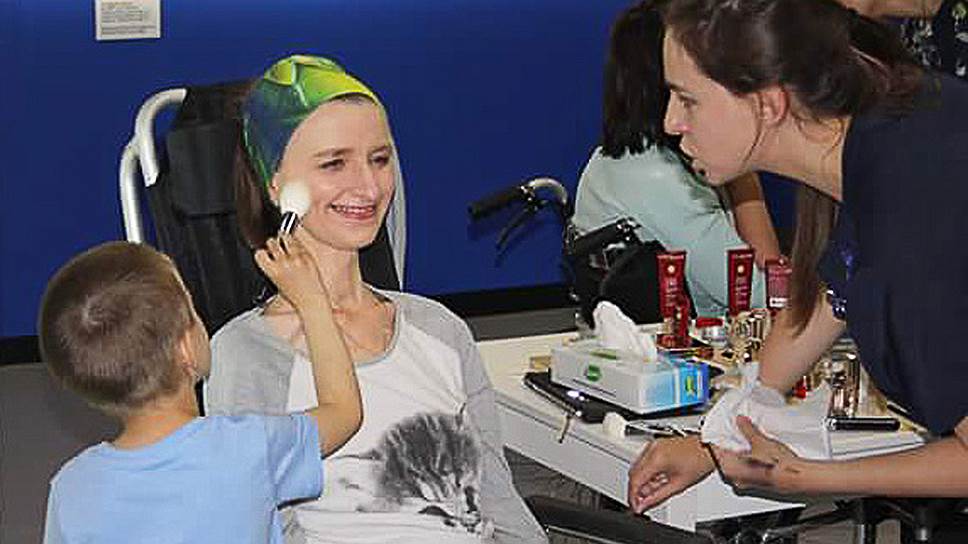 В косметической компании Clarins проводят мастер-классы для женщин, которые тяжело больны или воспитывают тяжело больных детей