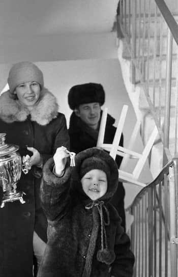 Панельные дома были рассчитаны на срок эксплуатации в 25 лет для первых серий и 50 лет для более поздних  На фото: семья заселяется в новую квартиру 