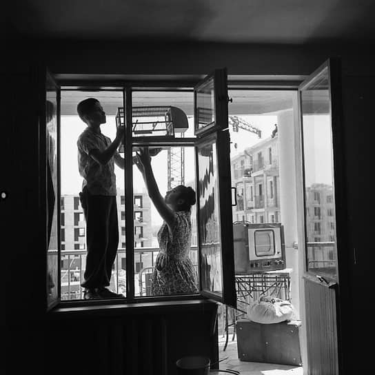 Пик строительства хрущевок пришелся на 1960 год. Тогда в эксплуатацию было введено 82,8 млн кв. м жилой площади  На фото: новоселье семьи капитана траулера «Курейка» Владиля Лысенко, получившего двухкомнатную квартиру 