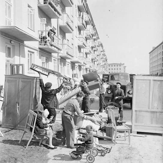 В 1957-1963 годах наиболее распространенными были четыре схемы строительства хрущевок. Они отличались расположением несущих стен и размерами пролетов  На фото: люди заселяются в многоквартирный дом  