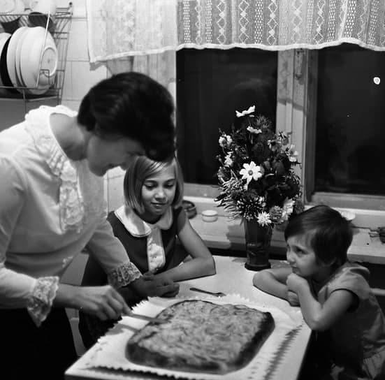 Если средняя площадь однушки была 30 кв. м, а двушки —около 40 квадратов, то площадь кухни в хрущевке чаще всего составляла 5-6 кв. м, и лишь в малой части проектов достигала 7,5 кв. м 