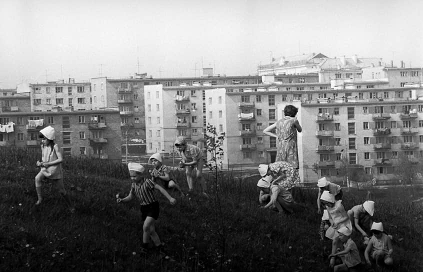 Жилье строилось на средства местных предприятий. Кроме того, дома возводились на деньги граждан. Они могли вступать в жилищные кооперативы, первоначальный взнос составлял 15-30% от стоимости жилья. Остальное выплачивалось после заселения при ставке в 0,5% годовых 