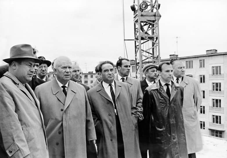 Авторами проекта выступили архитектор Натан Остерман и инженер Виталий Лагутенко — дедушка лидера рок-группы «Мумий Тролль» Ильи Лагутенко   На фото: первый секретарь ЦК КПСС Никита Хрущев (второй слева) на монтажной площадке в районе Невской заставы в Санкт-Петербурге 