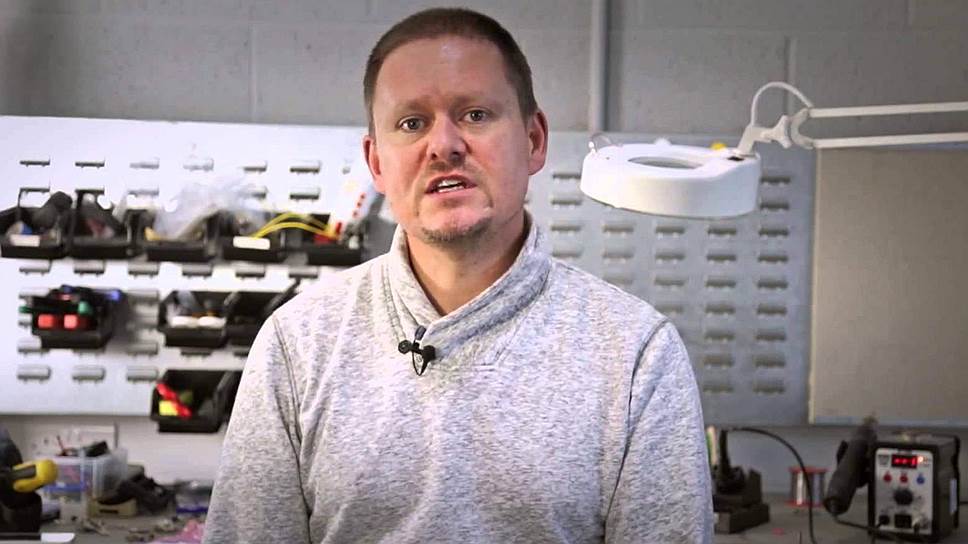 Мини-дрон размером с кулак, способный снимать фото и видео и следовать за владельцем; США