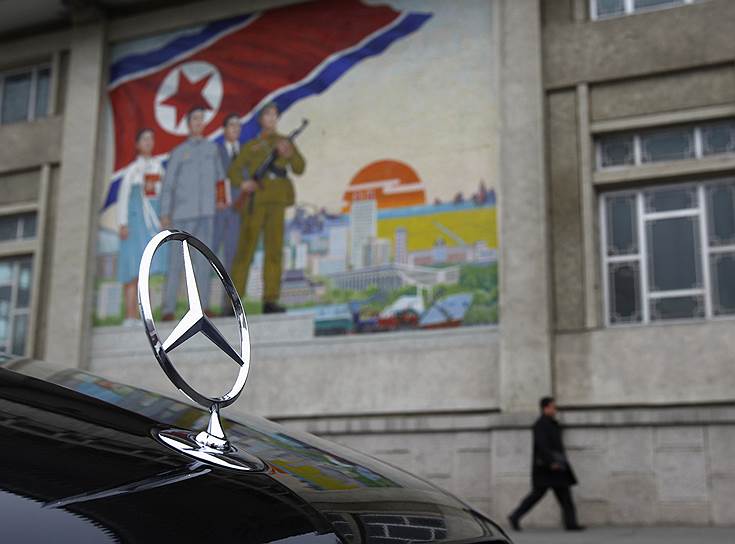 В 2014 году на военном параде в КНДР были замечены два лимузина марки Mercedes-Benz, что свидетельствовало о нарушении санкций ЕС На фото: Автомобиль Mercedes-Benz припаркован за пределами Народного культурного дворца в Пхеньяне, где 12 апреля 2012 года проходил Всемирный конгресс по идеям Чучхе