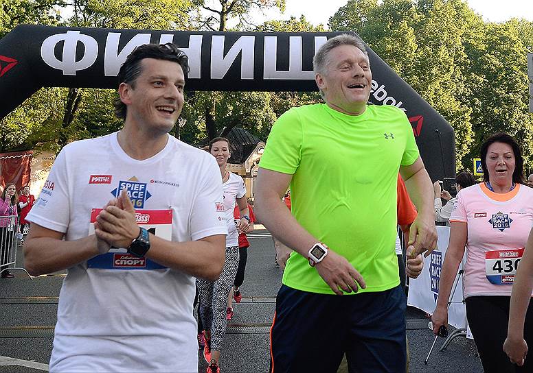 Пресс-секретарь президента России Дмитрий Песков (справа)