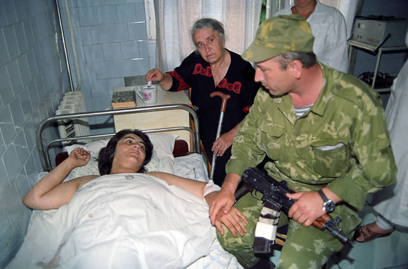 Вскоре грузинские военные заняли Гагру На фото: абхазская женщина лечится после грузинского артобстрела