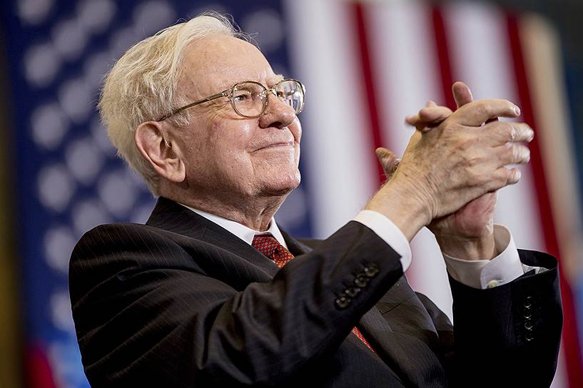 Американский инвестор и глава Berkshire Hathaway Уоррен Баффетт перечислил в благотворительные организации свыше $32 млрд. Самое крупное дарение произошло в 2017 году, когда он пожертвовал $3,2 млрд. В 2011 году бизнесмен сотрудничал с Биллом Гейтсом в создании программы Giving Pledge, обязывающей богатых людей жертвовать большой процент своего богатства на благотворительные цели 