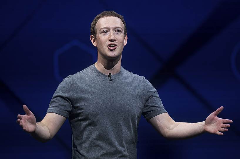 Основатель Facebook Марк Цукерберг подписал инициативу Билла Гейтса Giving Pledge, пожертвовав на благотворительность $3,6 млрд. Деньги выделялись на борьбу с лихорадкой Эбола, а также на науку, медицину и образование. Также Марк Цукерберг заявил о дарении в будущем 99% акций своей компании. В 2017 году основатель Facebook вложил еще $2 млпд в создание собственных благотворительных организаций 