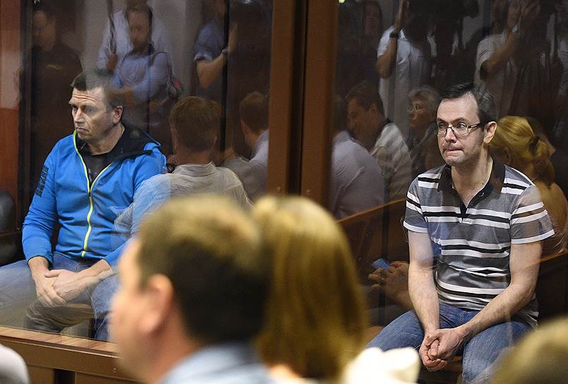 Обвиняемые по делу о пожаре, в котором погибли 17 человек, Сергей Москвин (слева) и Антон Яцков