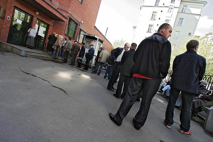 10 мая 2007 года. Очередь за получением виз у здания консульского отдела посольства Латвии в Москве, Россия