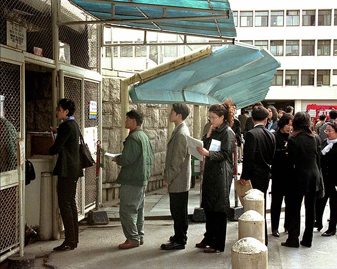 14 апреля 1997 года. Очередь в американское посольство в Сеуле, Южная Корея