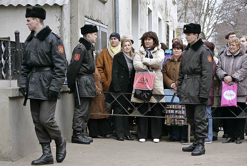 23 января 2007 года. Очередь у консульства Румынии в Кишиневе, Молдова