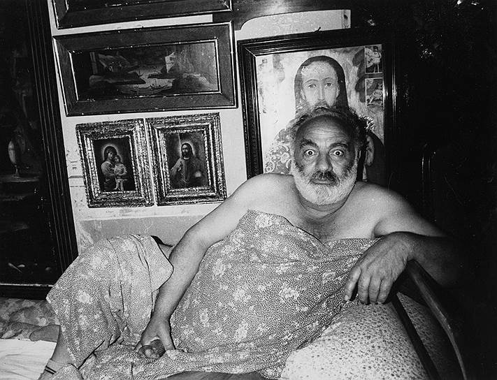 25 апреля 1974 года Киевский областной суд приговорил режиссера Сергея Параджанова к пяти годам заключения. Автор советских фильмов «Тени забытых предков» (1965) и «Цвет граната» (1968) был осужден по статьям «мужеложство», «порнография» и «мужеложство с применением насилия». 11 февраля 1982 года был арестован за дачу взятки. Однако под давлением общественности получил условный срок. В СИЗО провел девять месяцев 