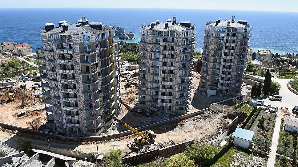 В Крыму один и тот же застройщик может продавать один дом по 214-ФЗ, а остальные — по-другому