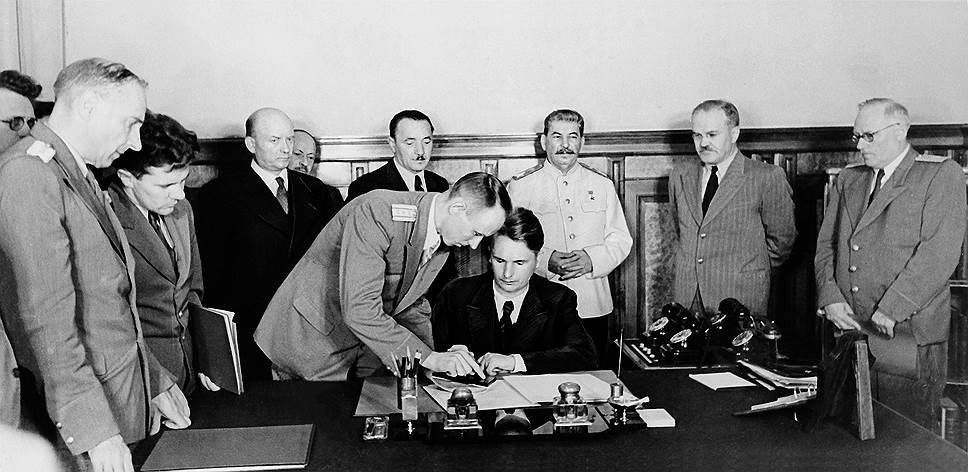 В 1942 году, планируя расширение территории своей страны, польские политики не предполагали, что три года спустя совсем другими членами правительства Польши будет подписан договор о совершенно иной границе с СССР (на фото — подписание советско-польского договора о границе, 16 августа 1945 года) 