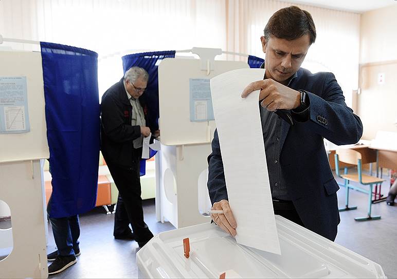 Руководитель фракции КПРФ в Московской городской думе Андрей Клычков (справа) во время голосования на избирательном участке в ГБОУ Школа № 1018