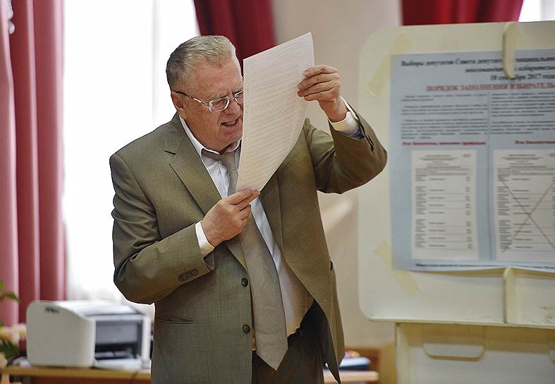Лидер Либерально-демократической партии России (ЛДПР) Владимир Жириновский во время голосования на избирательном участке в ГБОУ Школа № 814