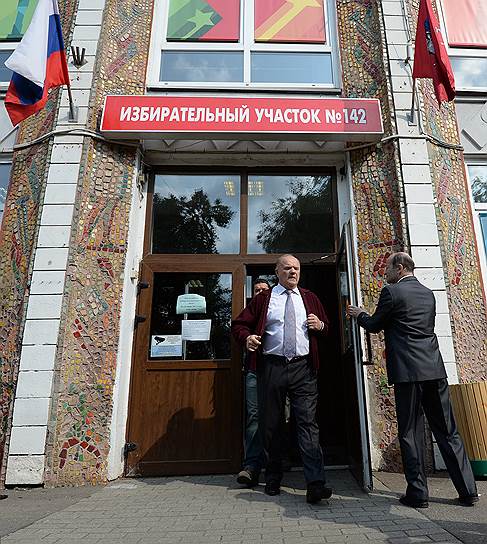 Лидер Коммунистической партии России (КПРФ) Геннадий Зюганов во время голосования в Доме творчества на Миуссах