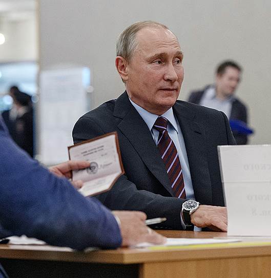 Президент России Владимир Путин во время выборов депутатов представительных органов местного самоуправления на избирательном участке № 2151 в Российской академии наук
