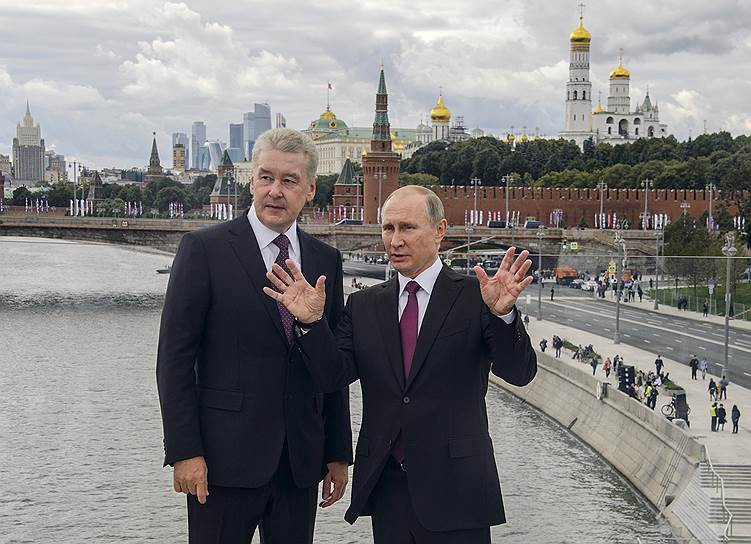Президент России Владимир Путин (справа) и мэр Москвы Сергей Собянин во время посещения парка "Зарядье"
