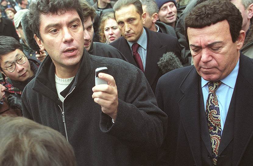 «Ребята, что ж вы так меня испугались, автоматы наставили?» В 2002 году террористы захватили Театральный центр на Дубровке. Иосиф Кобзон вместе с Ириной Хакамадой принял участие в переговорах. Им удалось вывести из здания женщину с тремя детьми и гражданина Великобритании На фото: с лидером партии «Союз правых сил» Борисом Немцовым