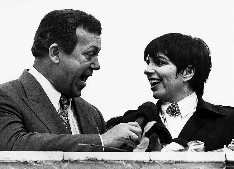 «Никогда не чувствовал себя каким-то особенным» В 1971 году Кобзон стал членом КПСС, а в 1983 году его чуть не исключили из партии — «за потерю политической бдительности и политическую близорукость»: артист привез из-за рубежа видеокассеты с боевиками и фильмами ужасов. Однако Московский горком партии оставил певца в рядах коммунистов На фото: с американской певицей Лайзой Минелли