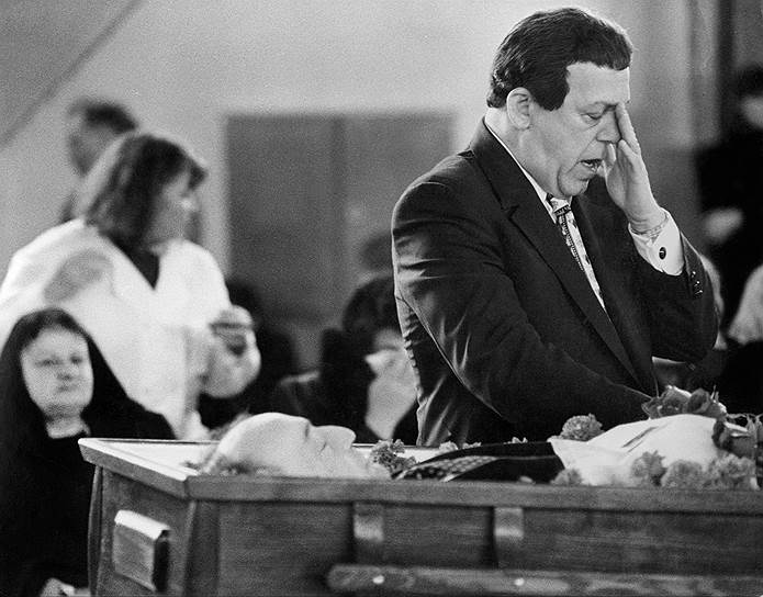 В мае 1995 года Госдеп США аннулировал многоразовую визу певца. Свои действия американцы объяснили возможной причастностью певца к «незаконным операциям с любым из подлежащих контролю препаратов», при этом неофициально причиной назывались его возможные связи с «русской мафией». В январе 2011 года в ходе визита в Вашингтон вопрос о визе для господина Кобзона поднимал заместитель главы МИДа Сергей Рябков, однако певец оставался для США персоной нон грата На фото: Иосиф Кобзон у гроба криминального авторитета Отари Квантришвили