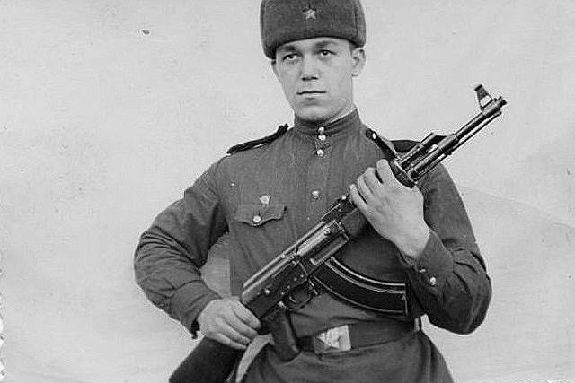«Приехал в Москву в солдатской форме, в дырявых брюках» Иосиф Кобзон родился 11 сентября 1937 года в городе Часов Яр в Донецкой области (Украинская ССР). Вместе с семьей жил во Львове, Узбекистане, Краматорске и Днепропетровске. Его первые публичные выступления состоялись на сцене Днепропетровского горного техникума. Во время учебы будущий артист увлекался боксом. В 1956 году получил специальность «буровик-разведчик». В том же году будущего артиста забрали в армию. Там он попал в ансамбль песни и пляски Закавказского военного округа