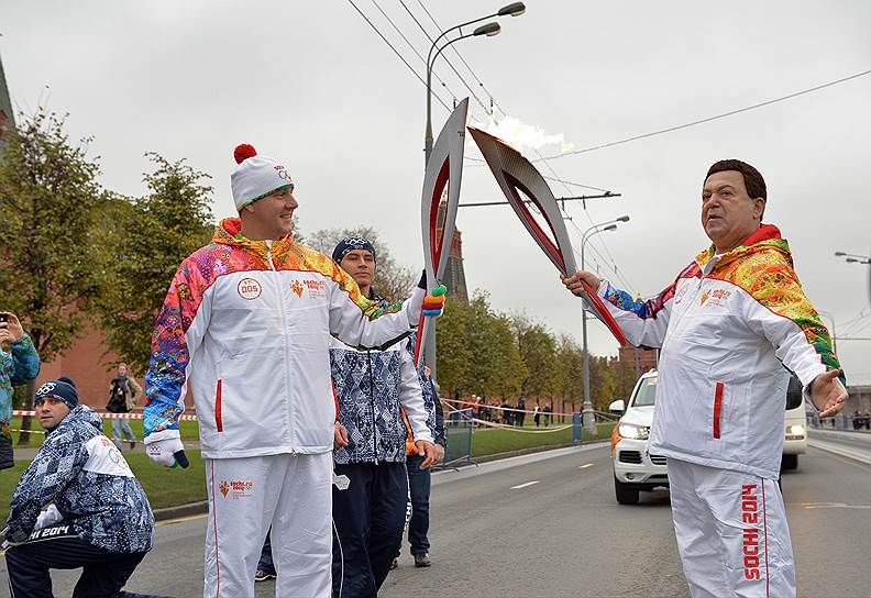 В октябре 2013 года 76-летний певец принял участие в эстафете Олимпийского огня