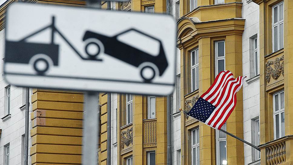 Как ГИБДД меняет приоритеты дорожного движения у зданий диппредставительств США