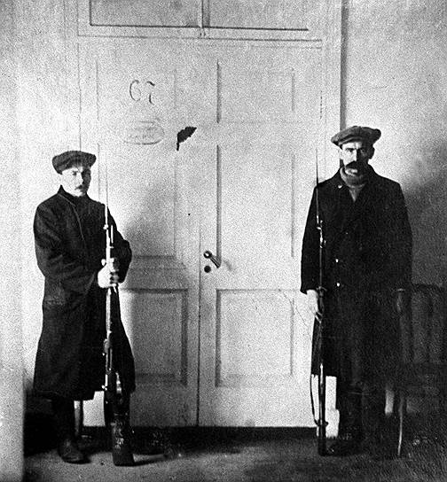 27 октября (9 ноября) Ленин возглавил первое советское правительство — Совет народных комиссаров. В число первых советских наркомов вошли Троцкий (нарком по иностранным делам), Сталин (нарком по делам национальностей), Луначарский (нарком народного просвещения) и др. На фото: питерские красногвардейцы завода «Лоренц» на посту у первого кабинета В.И. Ленина в Смольном