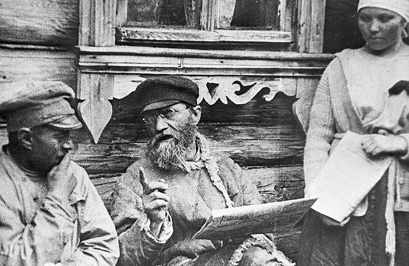 26 октября (8 ноября) 1917 года II Всероссийский съезд Советов принял Декрет о мире, призывающий все воюющие страны немедленно начать переговоры о заключении справедливого, демократического мира, и Декрет о земле, передающий помещичьи земли крестьянам На фото: крестьяне читают газету, в которой опубликованы ленинские декреты о земле и мире