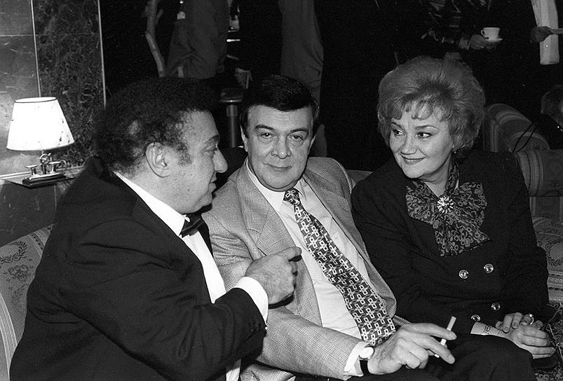 В 1973 году дебютировал в Москве в Большом театре в партии Хозе (опера Жоржа Бизе «Кармен»). В следующем году был приглашен в оперную труппу. Исполнял партии Водемона («Иоланта» Петра Чайковского), Абесалома («Абесалом и Этери» Захария Палиашвили), Каварадосси («Тоска» Джакомо Пуччини) и другие На фото: Зураб Соткилава, певец и композитор Муслим Магомаев и оперная певица Тамара Синявская
