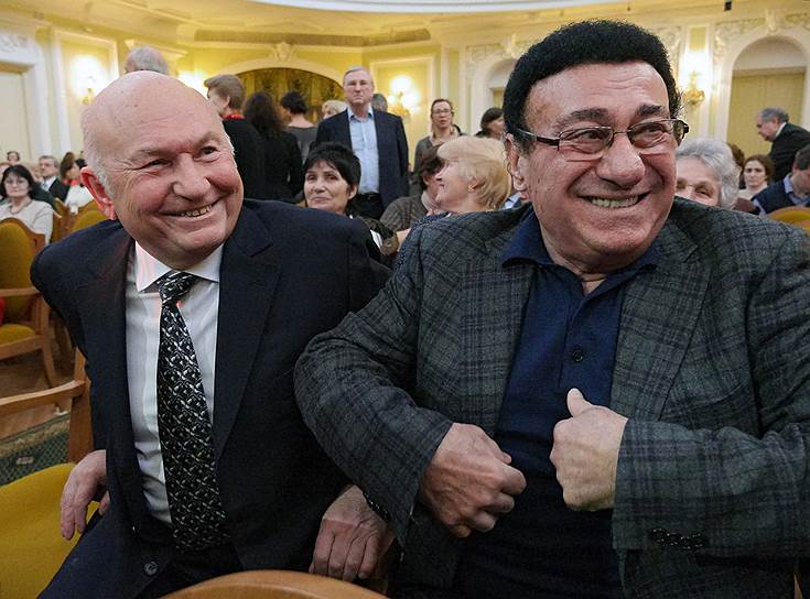 Соткилава был женат на Элисо Турманидзе. У певца остались две дочери — Теа (1967 года рождения) и Кетино (1971 года рождения) На фото: с бывшим мэром Москвы Юрием Лужковым