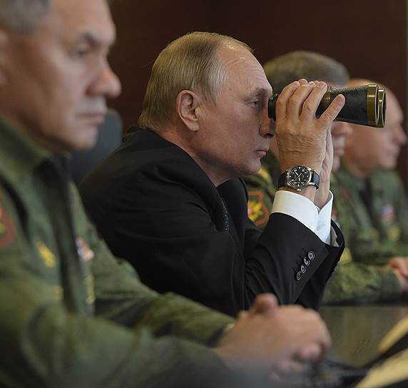 Президент РФ Владимир Путин проинспектировал учения на полигоне "Лужский" в Ленинградской области