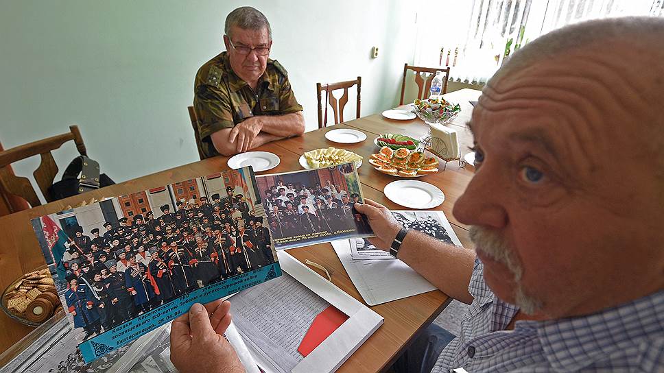 В руках бывшего платнировского атамана Ивана Ярошенко — семейные фото его предков 