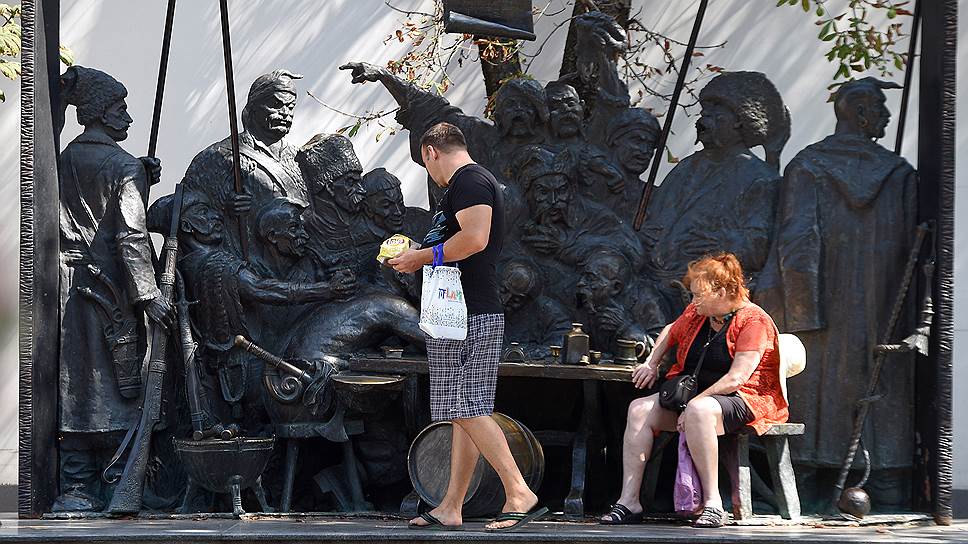 Памятник запорожским казакам, пишущим письмо турецкому султану, установлен в столице кубанского казачества 