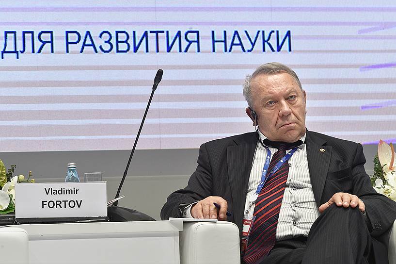 С 2013 по 2017 годы президентом РАН был избран физик Владимир Фортов. С 1997 по 1998 год он возглавлял министерство науки и технологий России, но в мире больше известен как создатель  нового научного направления — физики неидеальной плазмы. Годы его президентства выпали на реформу РАН, которая спровоцировала сразу несколько скандалов 