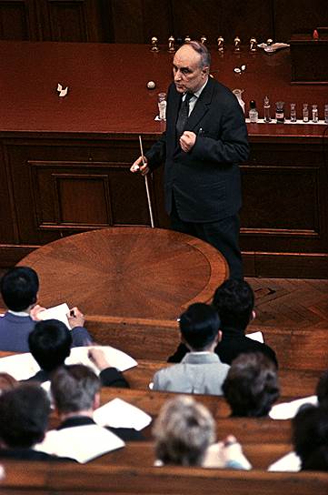 С 1951 по 1961 годы Академию наук возглавлял химик-органик Александр Несмеянов.  Он ввел в науку понятие «элементоорганическая химия» и стал основоположником химии искусственной и синтетической пищи. Именно ему удалось впервые получить искусственную черную икру, названную позже «белковой зернистой икрой» 