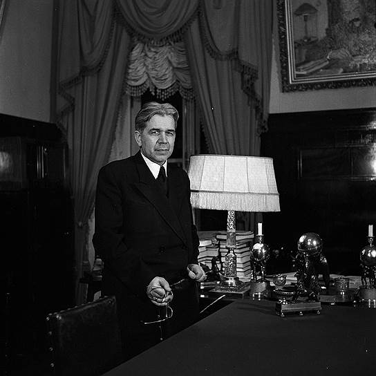 С 1945 по 1951 годы президентом АН СССР был физик-оптик Сергей Вавилов. Самые известные научные труды были посвящены люминесценции и изучению природы света.  После смерти Сергея Вавилова Институт физических проблем АН СССР был назван его именем и носил его почти 40 лет 