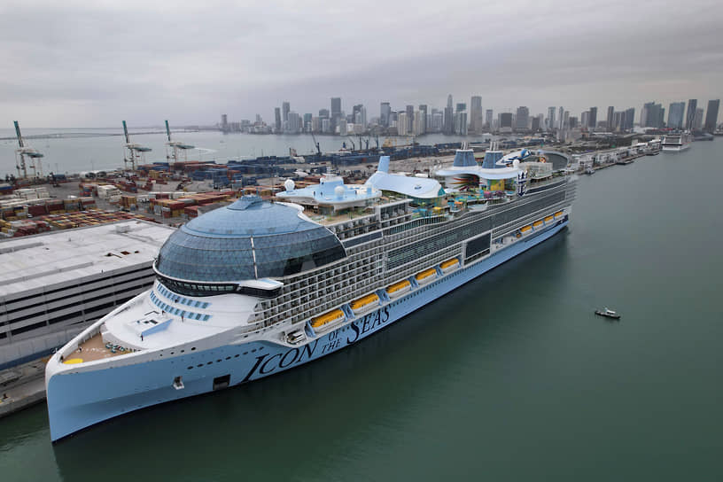 Icon of the Seas — на данный момент самый крупный и первый в мире круизный лайнер на сжиженном природном газе. Его длина — 365 м, ширина — чуть больше 65 м. Валовая вместимость составляет 250 тыс. тонн — это на 14 тыс. тонн больше, чем у предыдущего рекордсмена Wonder of the Seas, а также в пять раз больше, чем у «Титаника». Судно имеет 20 палуб, на которых размещены 40 ресторанов, самый высокий водопад (17 м), самая высокая водная горка, а также крупнейший в открытом море аквапарк. На борту предусмотрено 28 типов кают, в том числе семейные трехуровневые виллы с собственным двориком-балконом