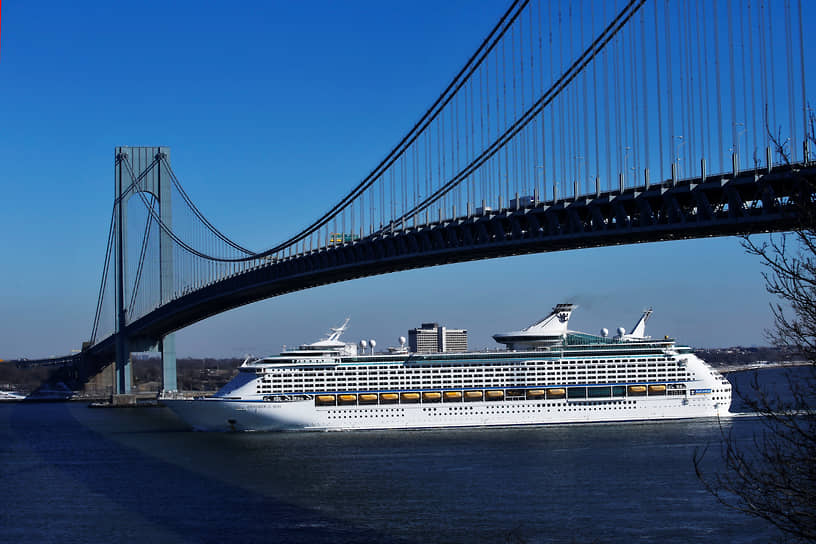 Серия Voyager включает в себя суда-близнецы: Voyager of the Seas (спущен на воду в 1998 году), Explorer of the Seas (1999), Adventure of the Seas (2001), Navigator of the Seas (2002) и Mariner of the Seas (2003). С 1999 по 2004 год являлись крупнейшими в мире (длина — 311 м, около 3 тыс. пассажиров), пока не появились Queen Mary 2 и лайнеры класса Freedom. На борту семейства Voyager впервые были установлены скалодром и ледовый каток, а также организовано открытое пространство в центре корабля, получившее название Королевский променад, который стал главным элементом будущих судов Royal Caribbean. Navigator отличается от первых трех лайнеров проекта наличием остекленных балконов, на борту Explorer есть атмосферная и океанографическая лаборатории